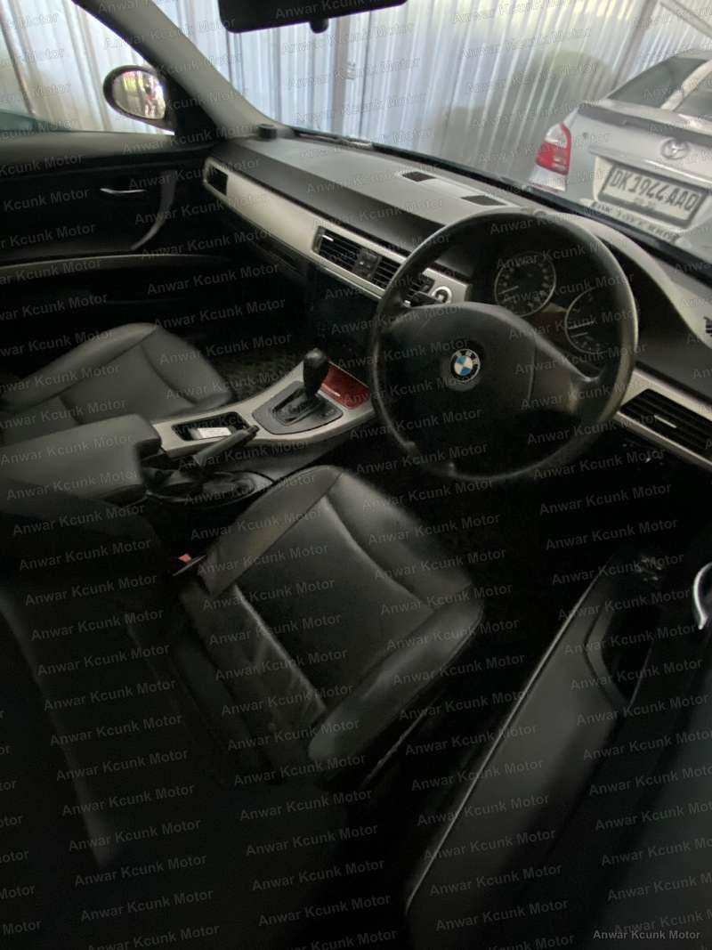 BMW 320i - 2