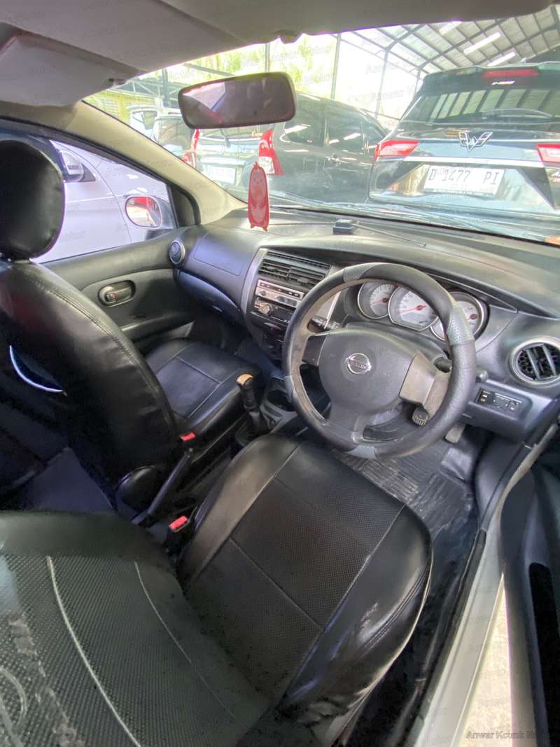 Nissan Grand Livina - 2