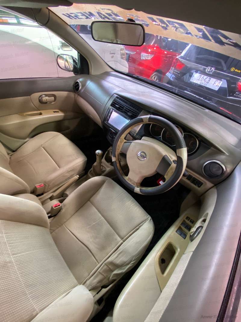 Nissan Grand Livina - 2
