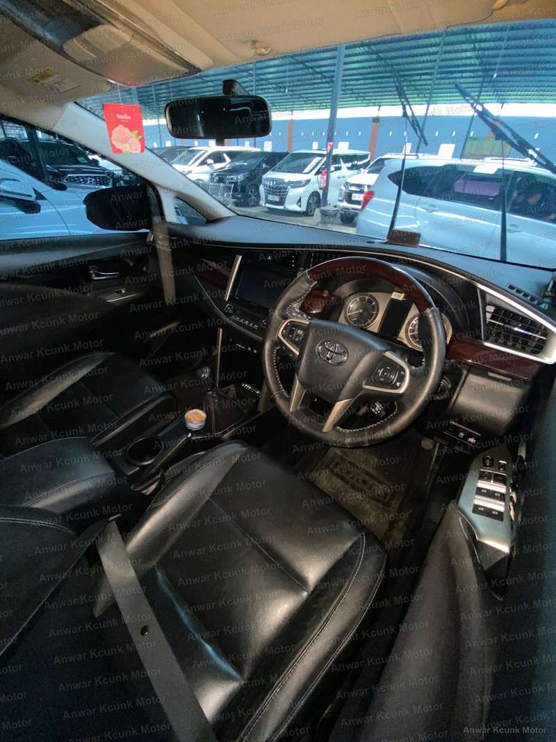 Toyota Innova Venturer - 2
