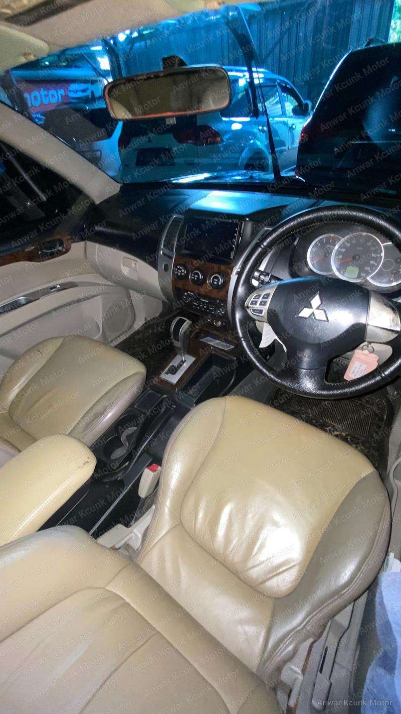 Mitsubishi Pajero Exceed - 2