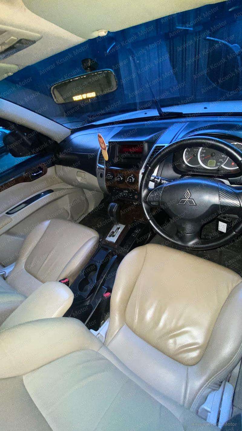 Mitsubishi Pajero Exceed - 2