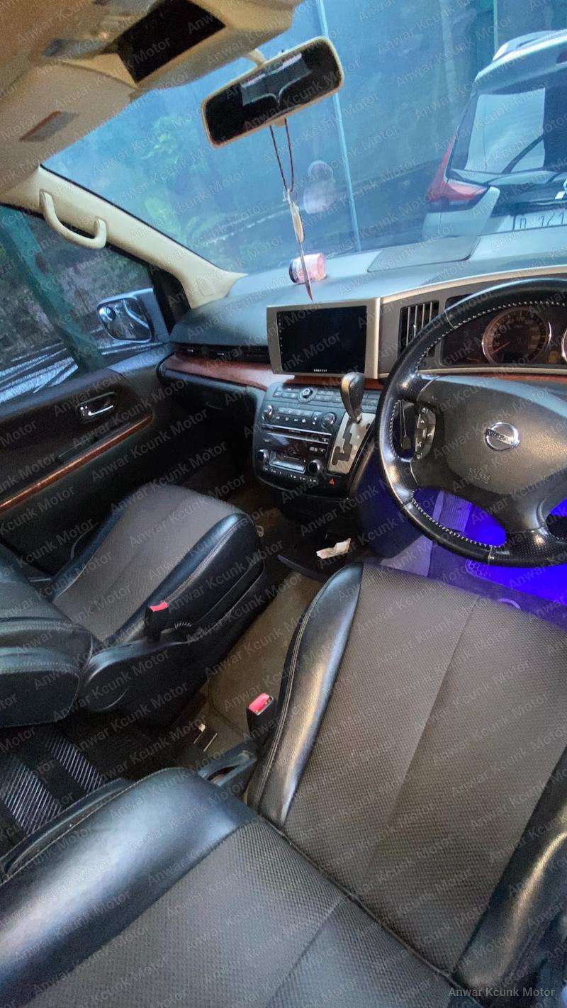 Nissan Elgrand - 2