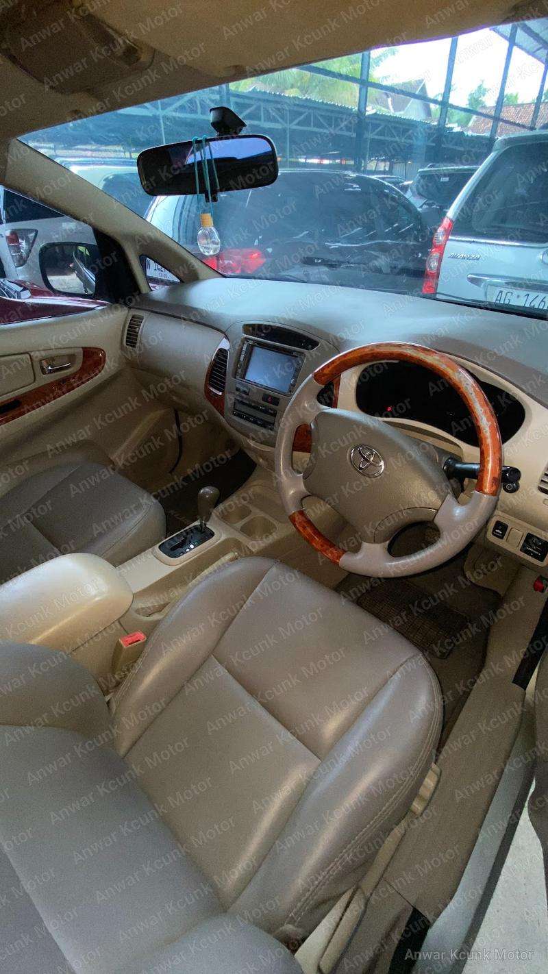 Toyota Innova V - 2
